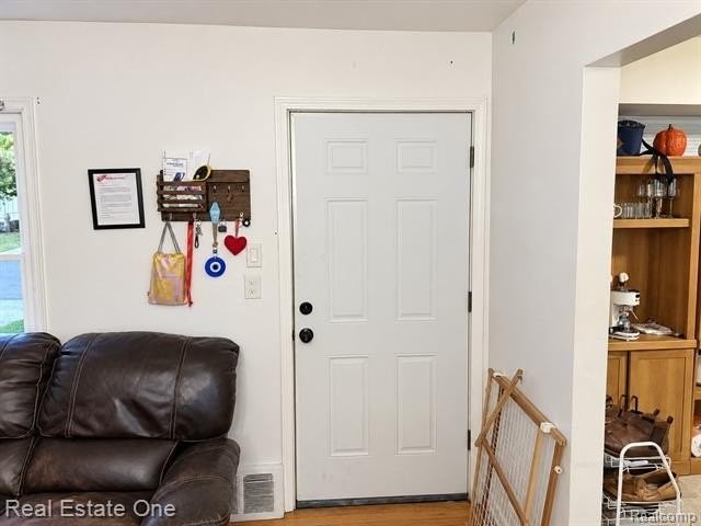 635 Mayflower Ave - Photo 6 of 22