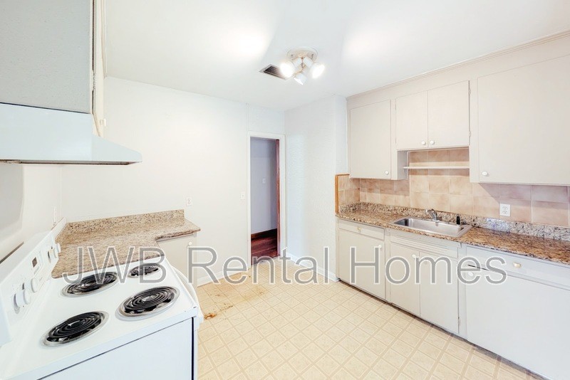 1214 Kenmore St - Photo 2 of 22