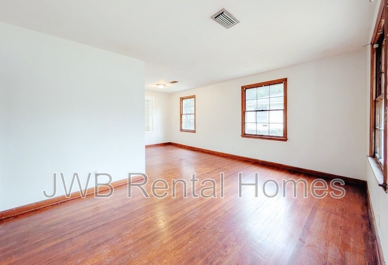 1214 Kenmore St - Photo 5 of 22