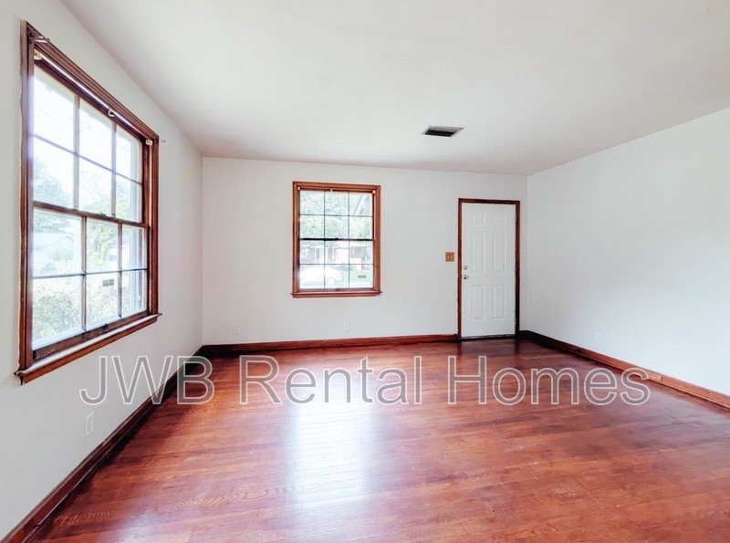 1214 Kenmore St - Photo 6 of 22