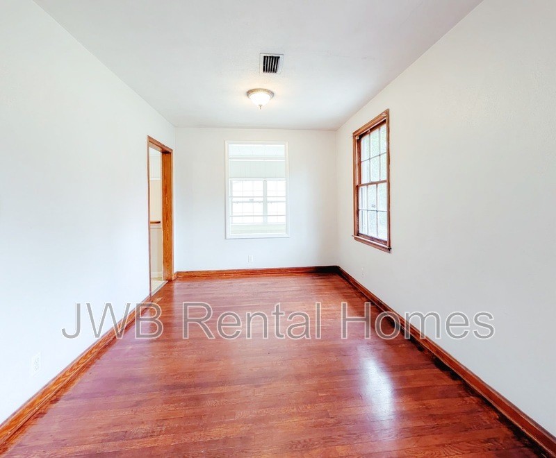 1214 Kenmore St - Photo 7 of 22