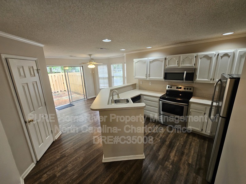 11148 Whitlock Crossing Ct - Photo 4 of 22