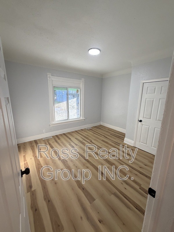 1056 Norwood Ave - Photo 5 of 11