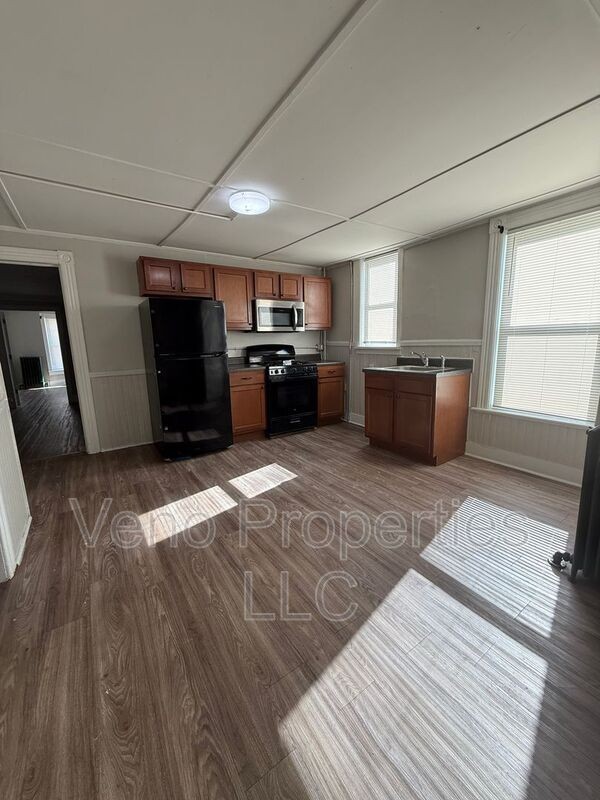 101 14th St #1 - Photo 2 of 12