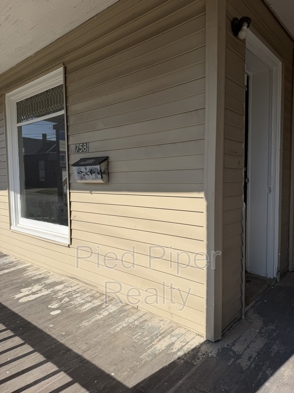760 W Pleasant St - Photo 2 of 9