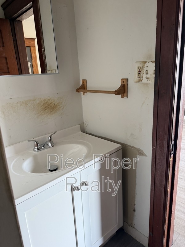 760 W Pleasant St - Photo 6 of 9