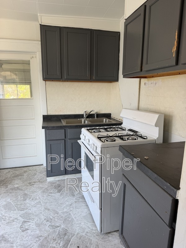 760 W Pleasant St - Photo 7 of 9