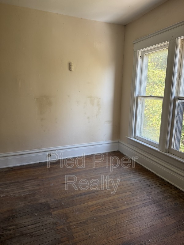 756 W Pleasant St - Photo 2 of 9