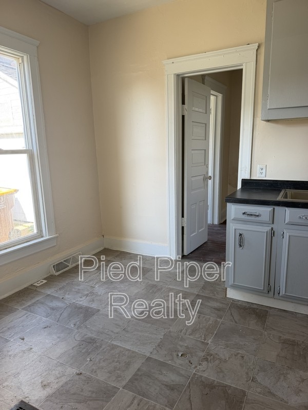 758 W Pleasant St - Photo 4 of 8
