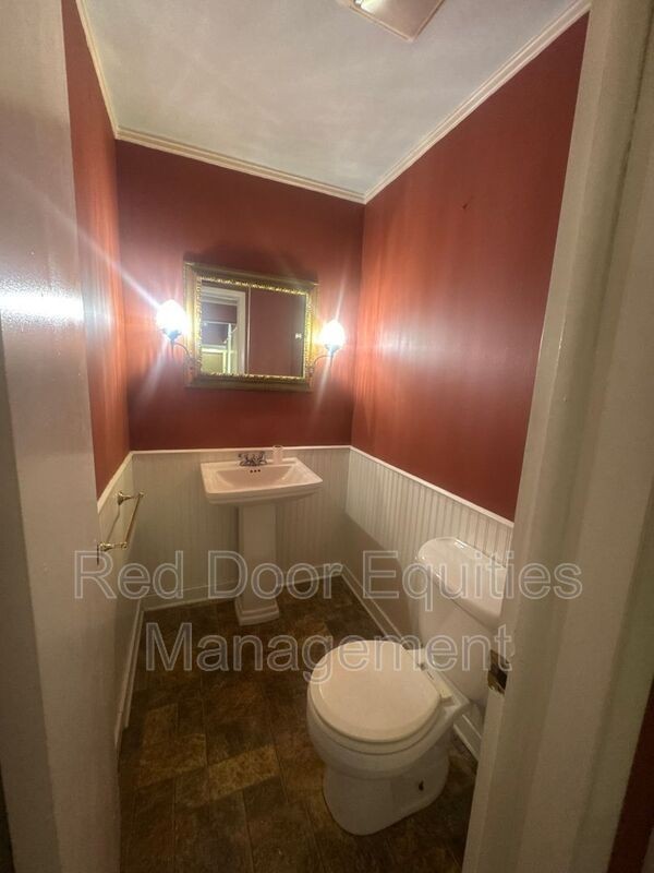 911 Angle St - Photo 7 of 28