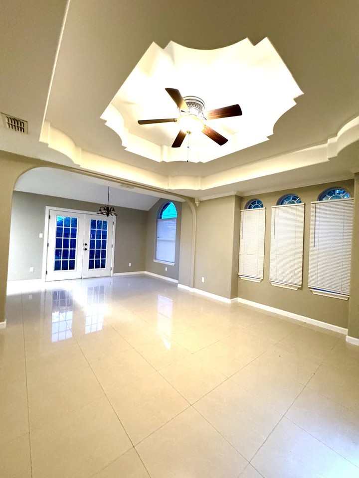 603 S Logan Dr Apt 3 #3 - Photo 2 of 4