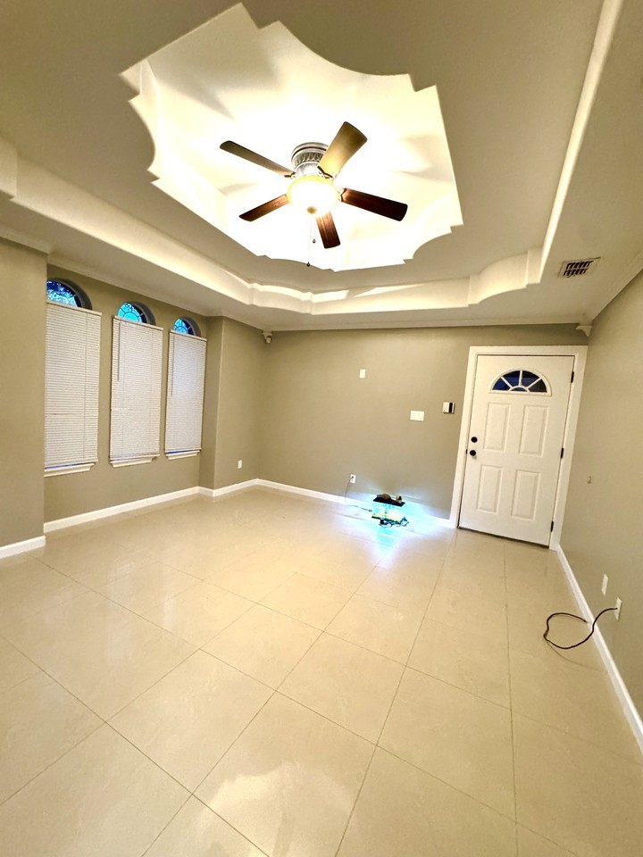 603 S Logan Dr Apt 3 #3 - Photo 3 of 4