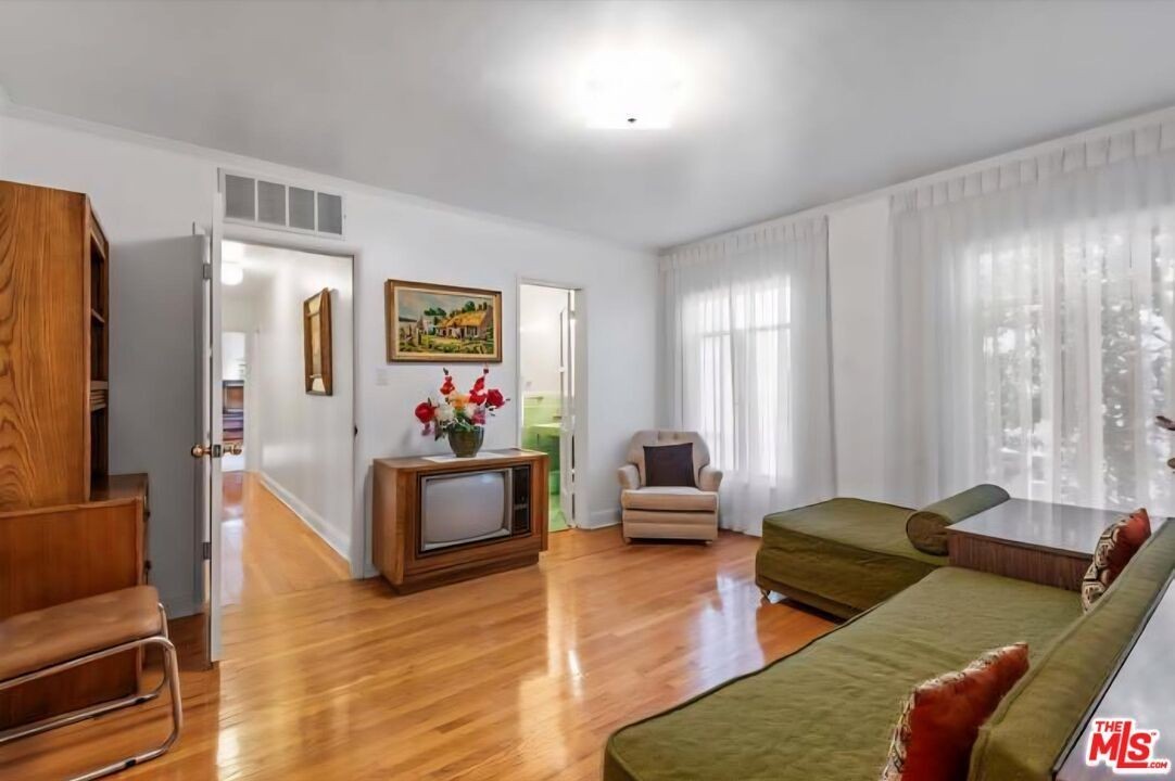 10529 Ashton Ave - Photo 4 of 13