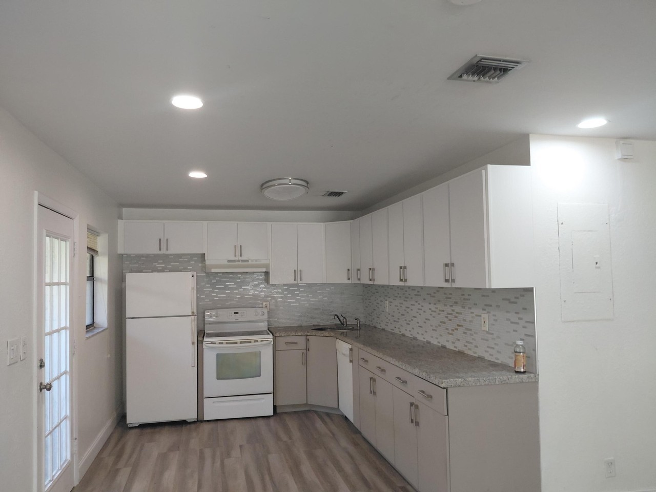 1008 Ne 33rd St - Photo 6 of 13