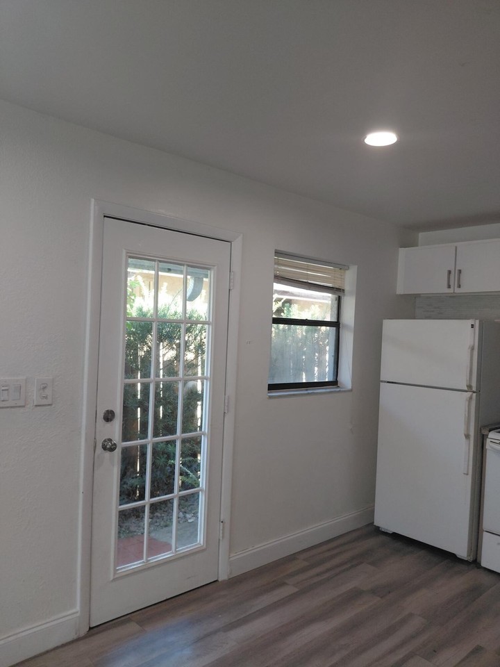 1008 Ne 33rd St - Photo 7 of 13