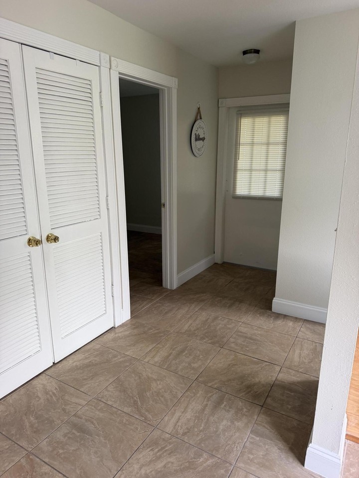 1601 Se Gainswood Ct - Photo 2 of 10