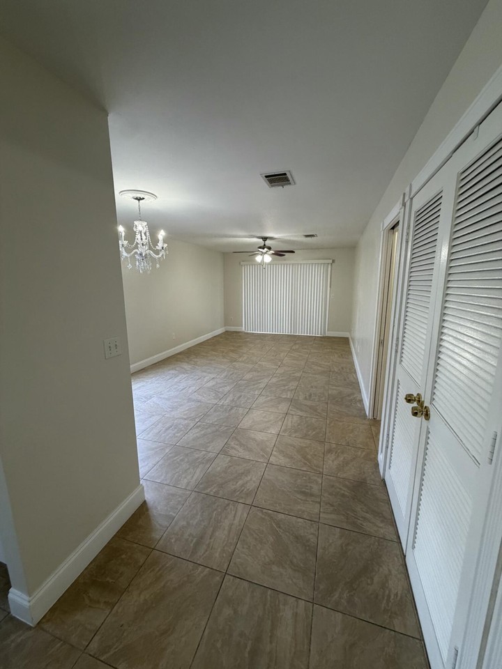 1601 Se Gainswood Ct - Photo 3 of 10