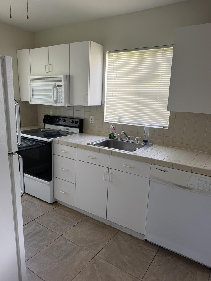 1601 Se Gainswood Ct - Photo 4 of 10