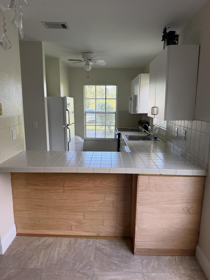 1601 Se Gainswood Ct - Photo 5 of 10