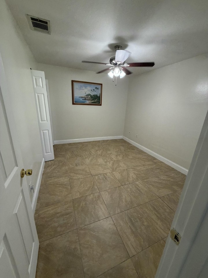 1601 Se Gainswood Ct - Photo 6 of 10