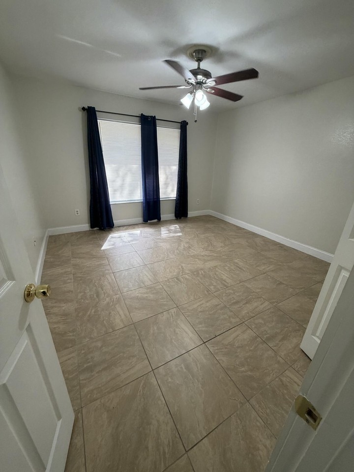 1601 Se Gainswood Ct - Photo 7 of 10