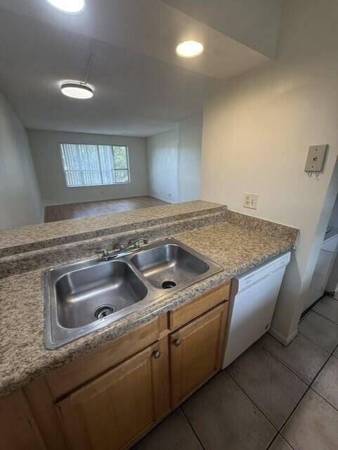 10143 Twin Lakes Dr #2J - Photo 3 of 18