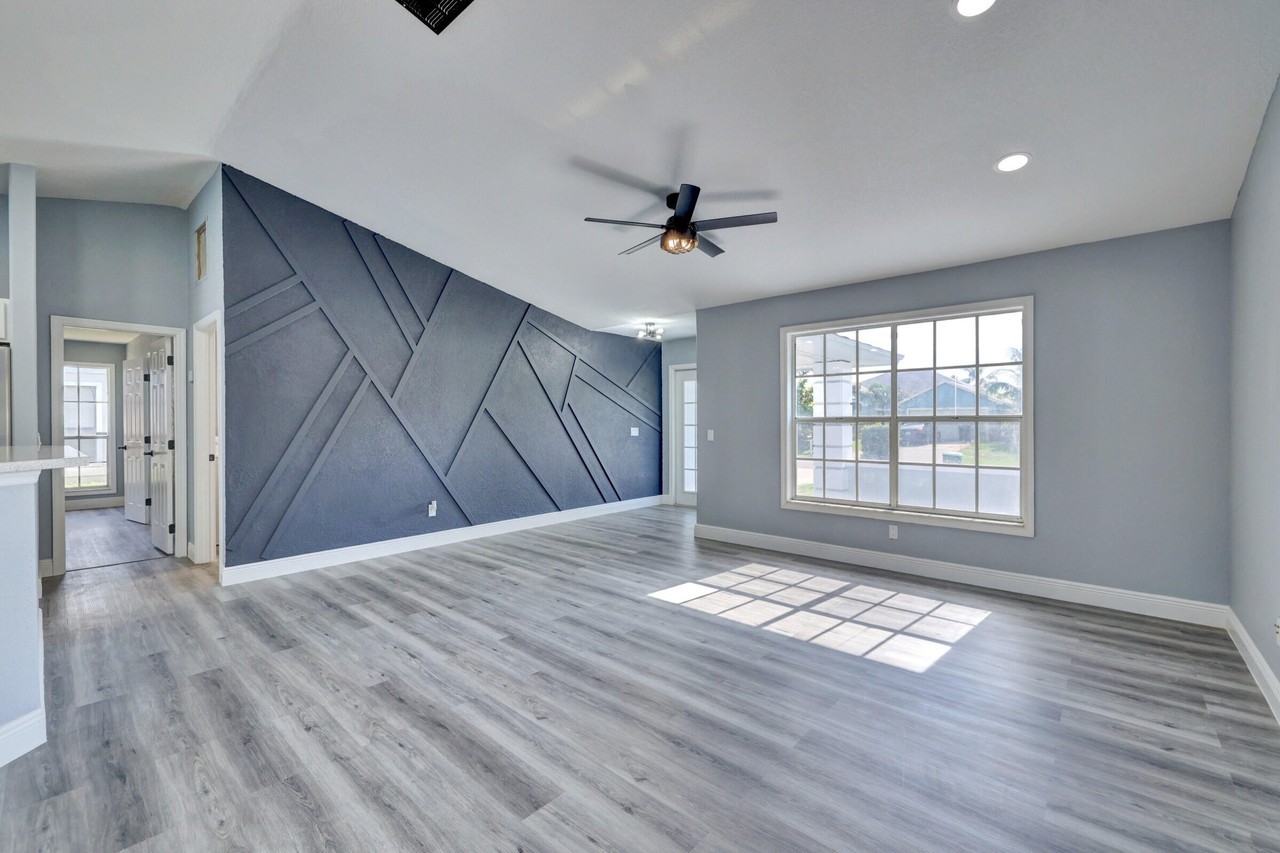 325 Se Wallace Ter - Photo 4 of 35