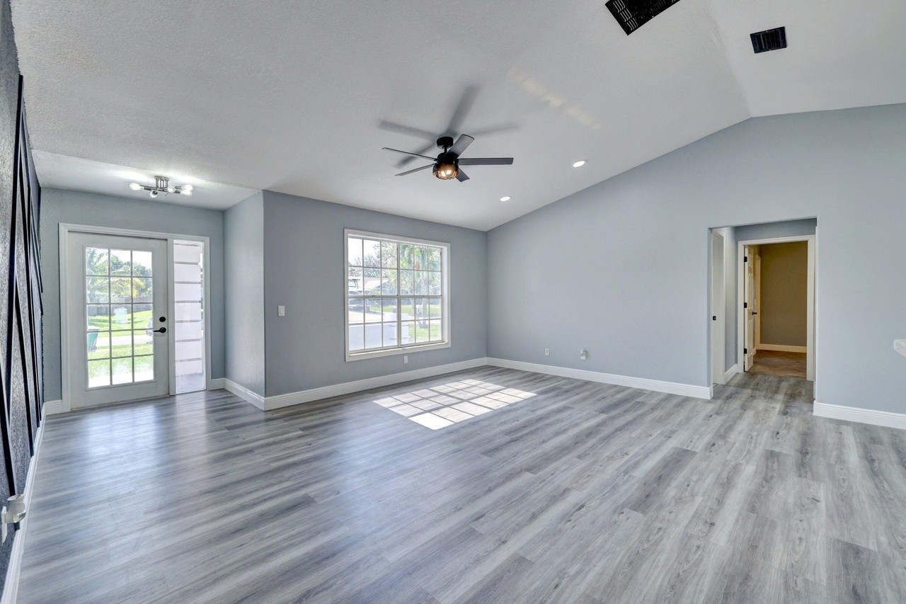 325 Se Wallace Ter - Photo 6 of 35