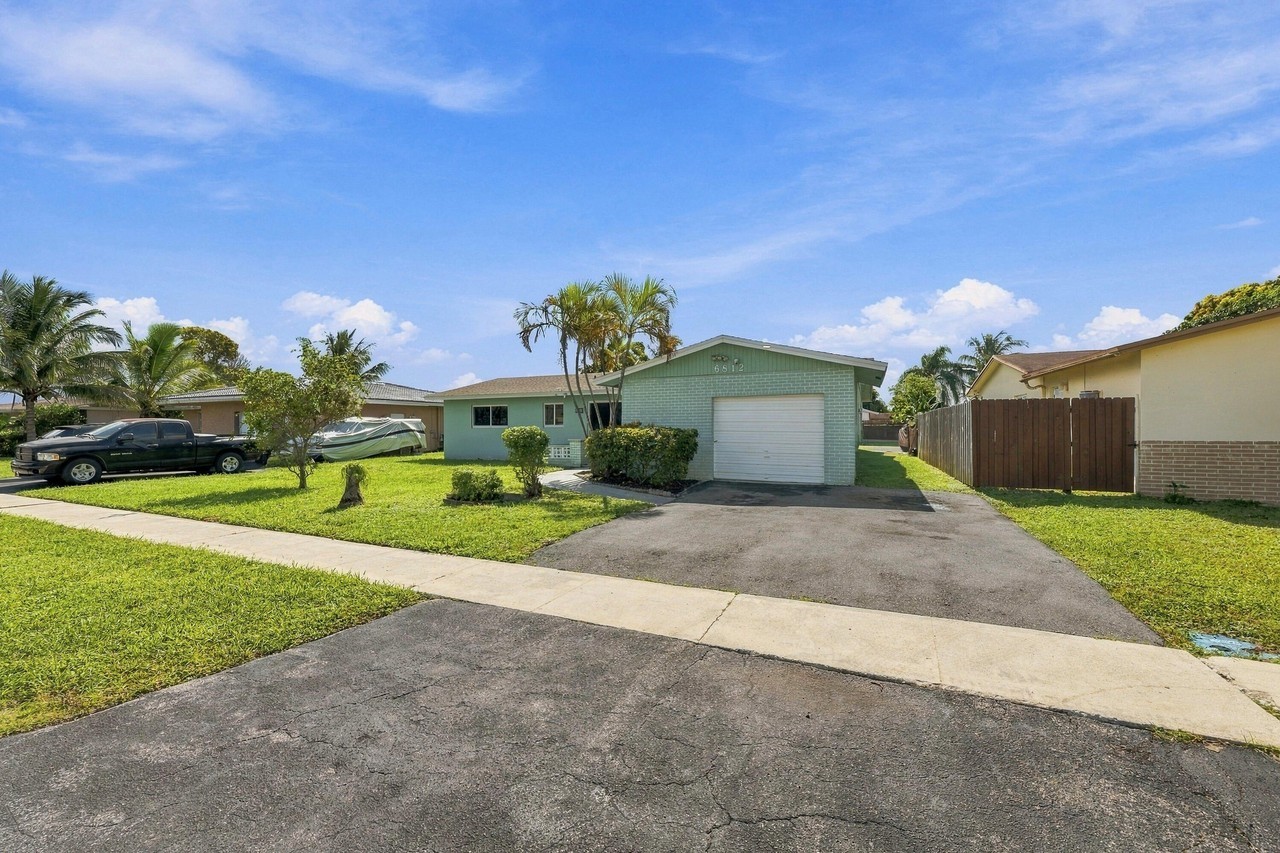 6812 Oakhill - Photo 3 of 23
