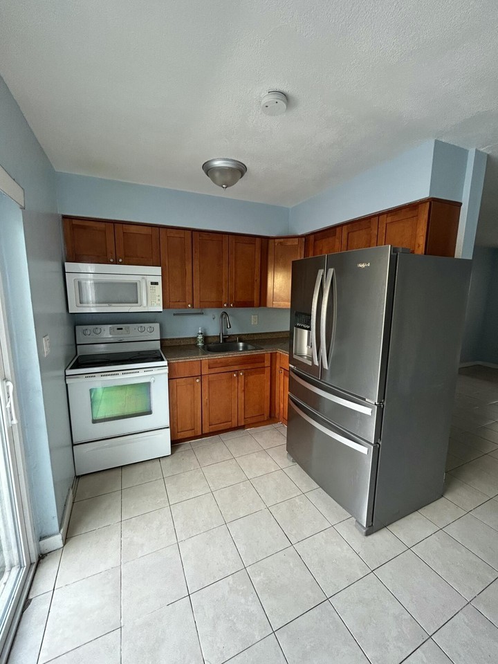 1410 Nw 2nd Ave #A - Photo 2 of 12