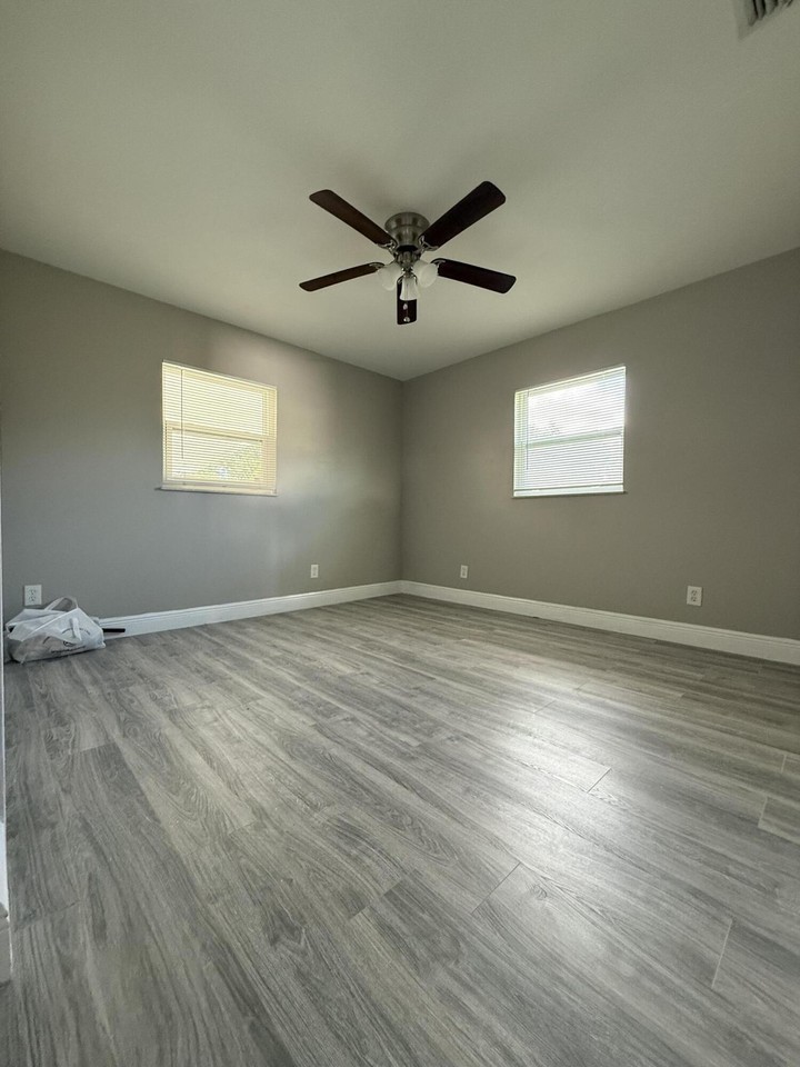 5719 13th St - Photo 6 of 12