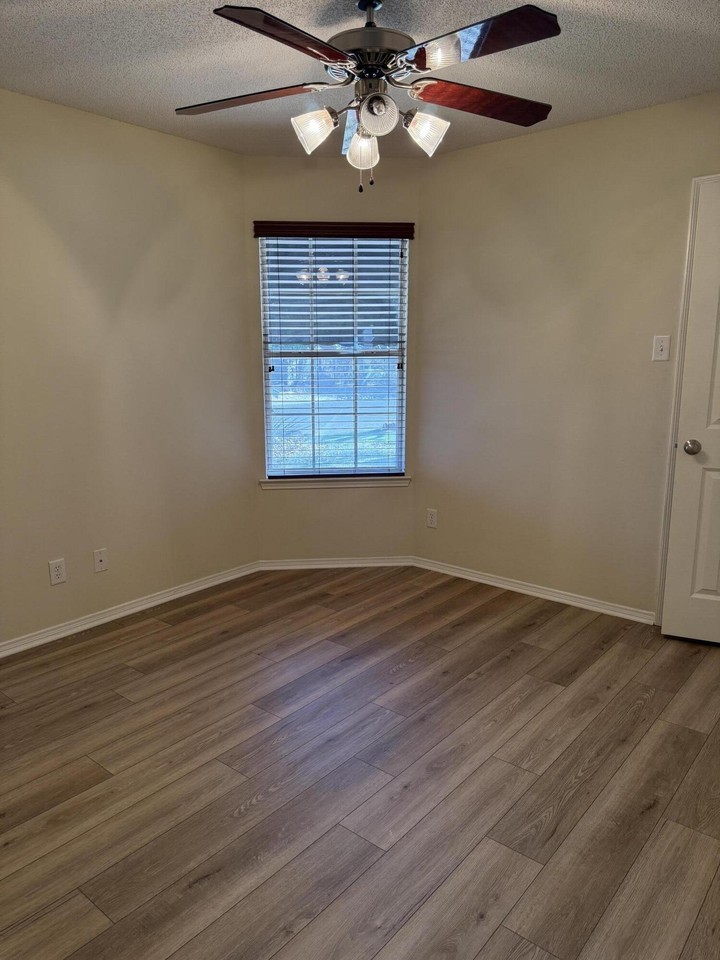 4245 Green Meadow Dr - Photo 5 of 15