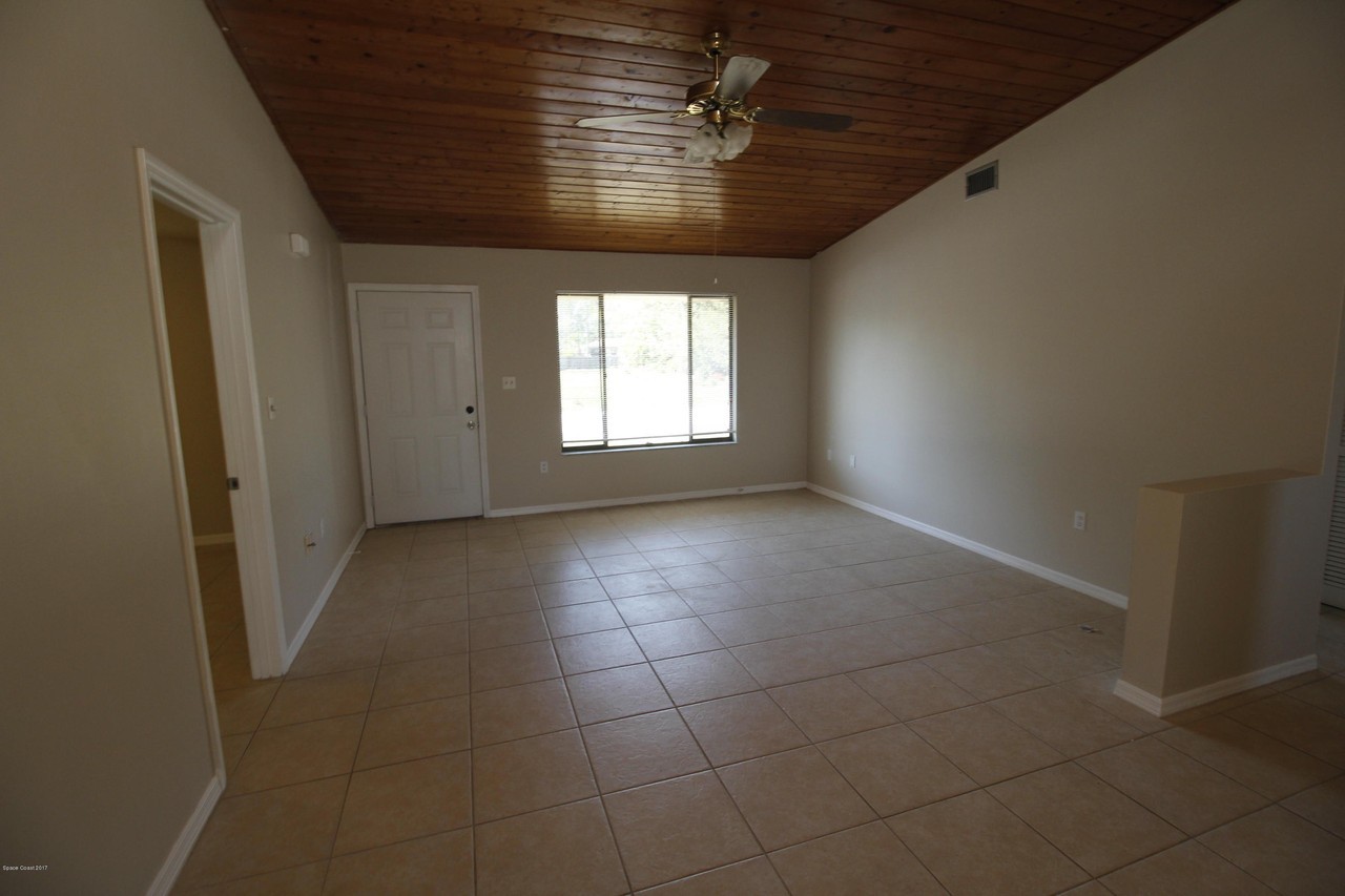 567 Australian Rd Nw - Photo 3 of 19