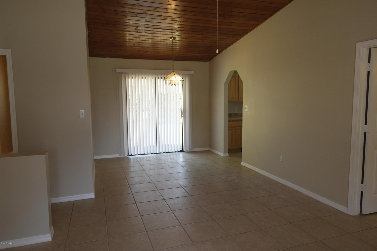 567 Australian Rd Nw - Photo 4 of 19