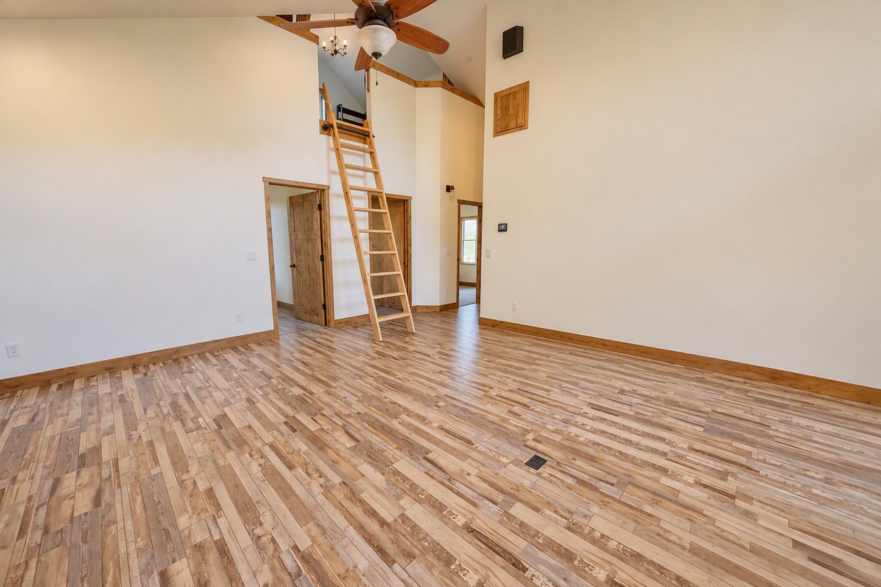 3633 Summit Dr - Photo 4 of 37