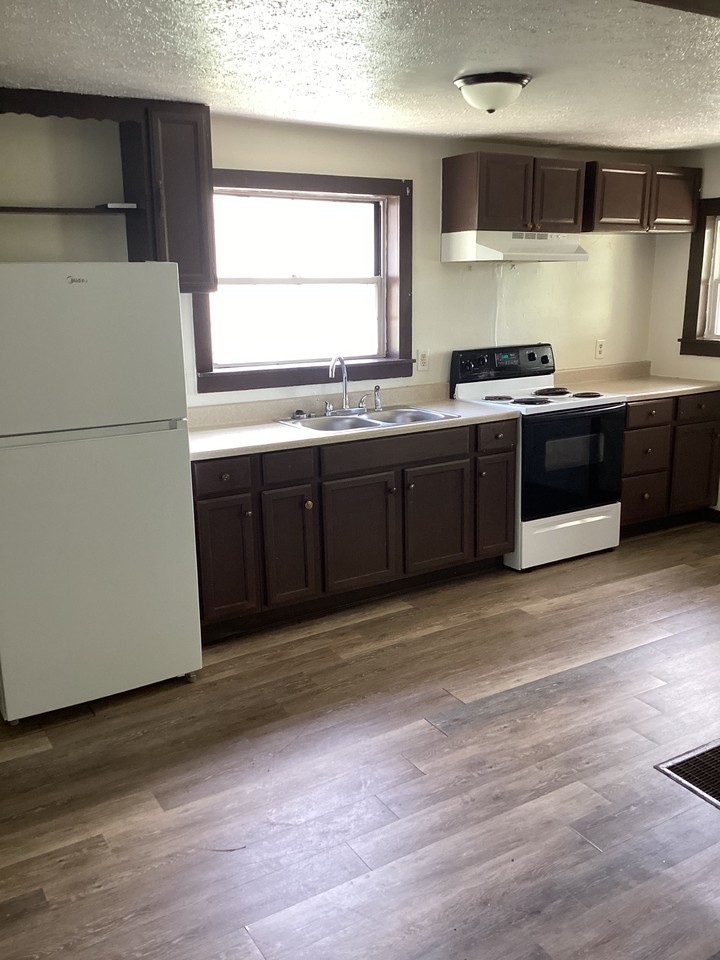 1805 Whitney St - Photo 2 of 12