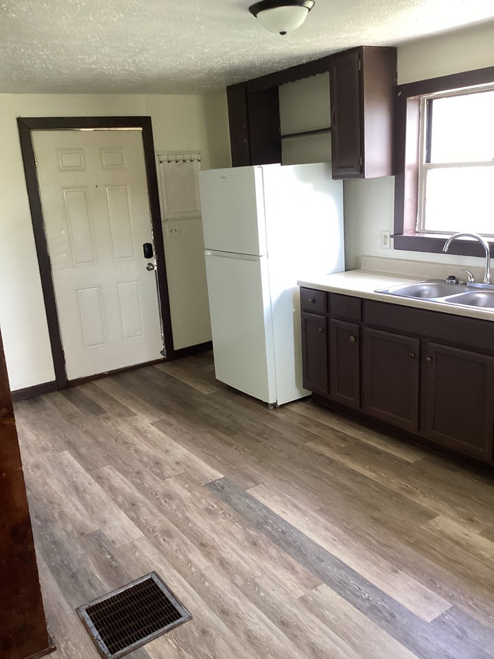 1805 Whitney St - Photo 3 of 12