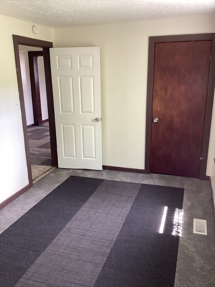 1805 Whitney St - Photo 5 of 12