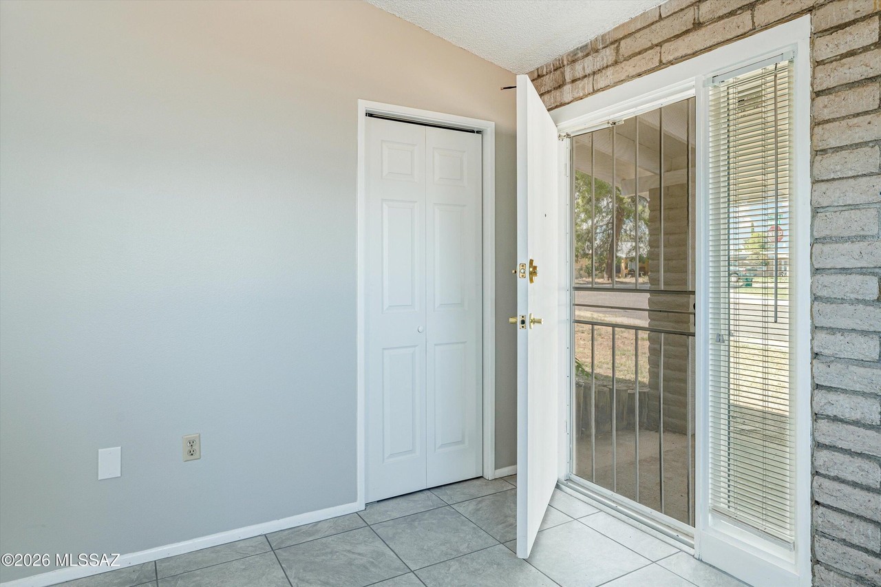 102 E Avenue H - Photo 4 of 39