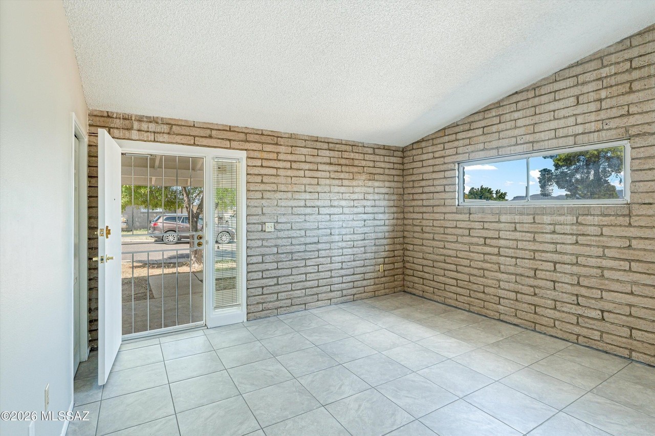 102 E Avenue H - Photo 5 of 39