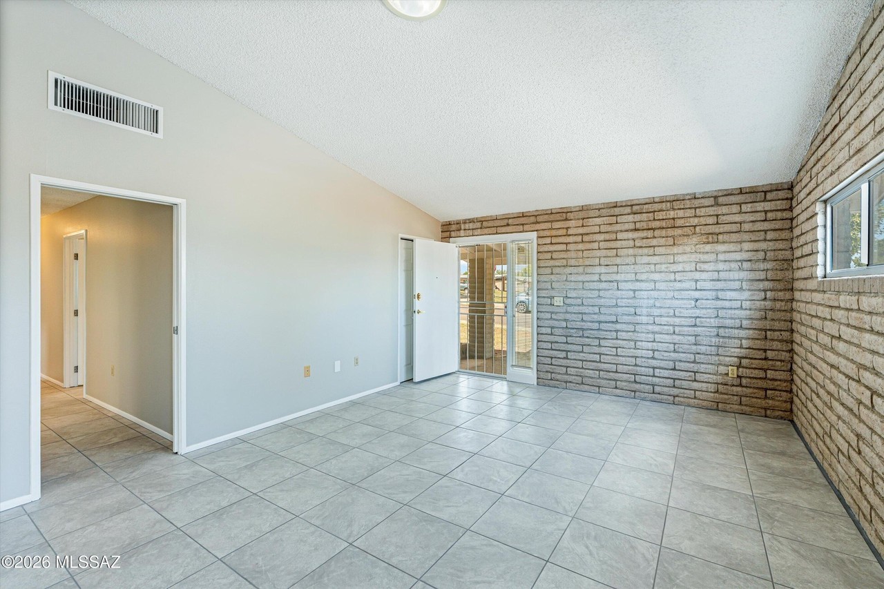 102 E Avenue H - Photo 6 of 39