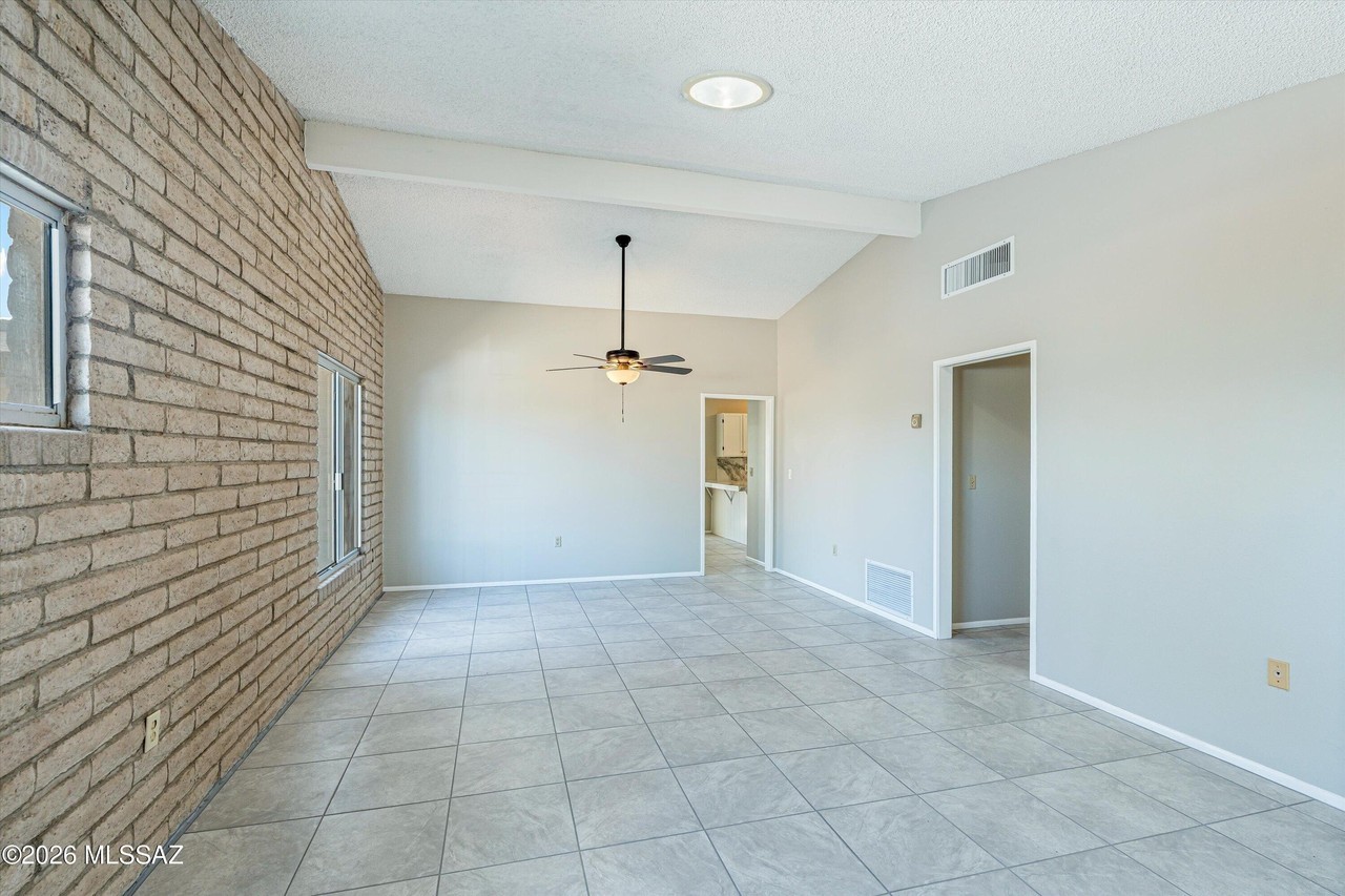 102 E Avenue H - Photo 7 of 39