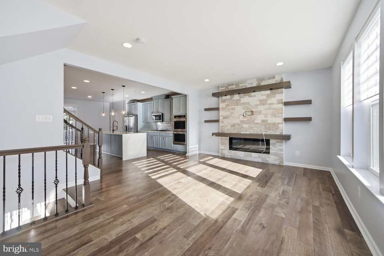 6906 Stoddert Ln - Photo 4 of 36