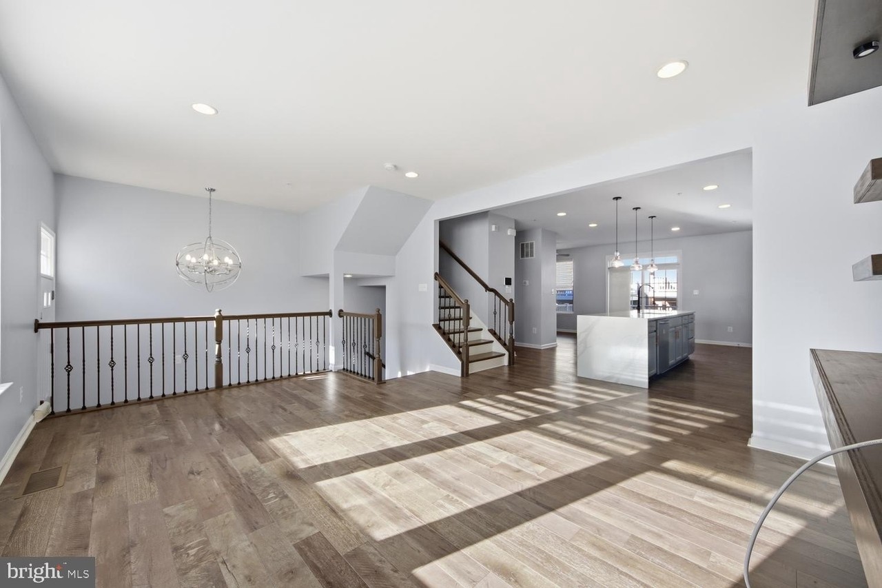 6906 Stoddert Ln - Photo 6 of 36