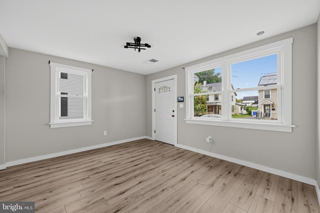 833 W 2nd St - Photo 5 of 21