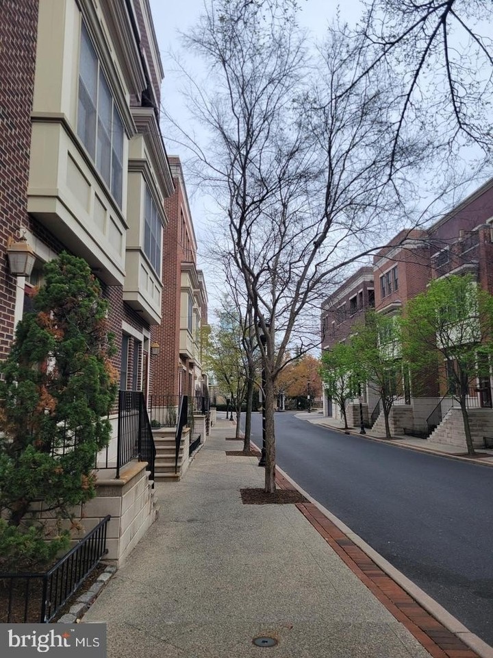 605 N Atlantic Ave #206 - Photo 4 of 33