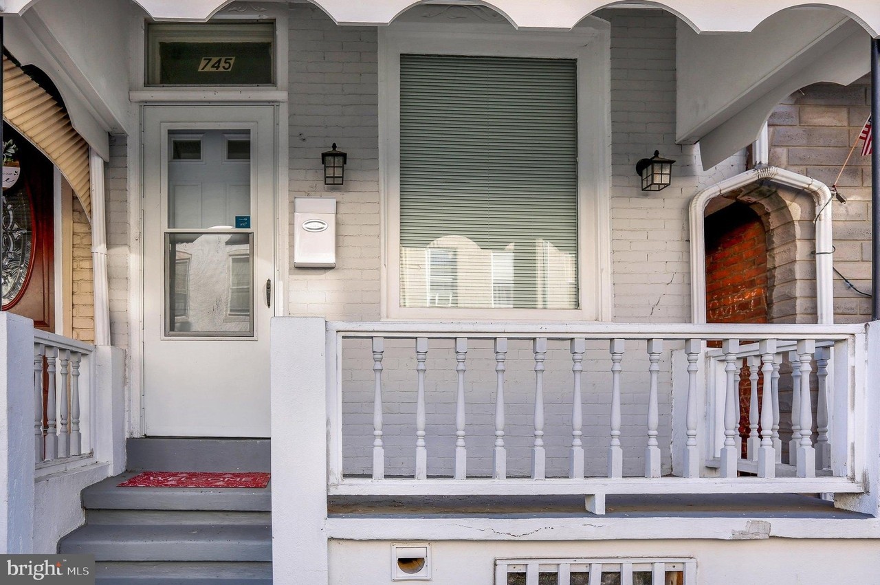 745 Locust St - Photo 3 of 29