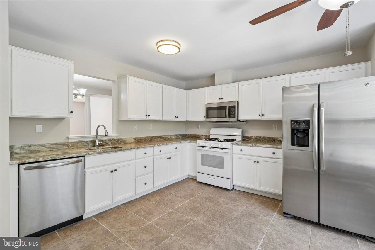 3408 Carriage Ct - Photo 7 of 25