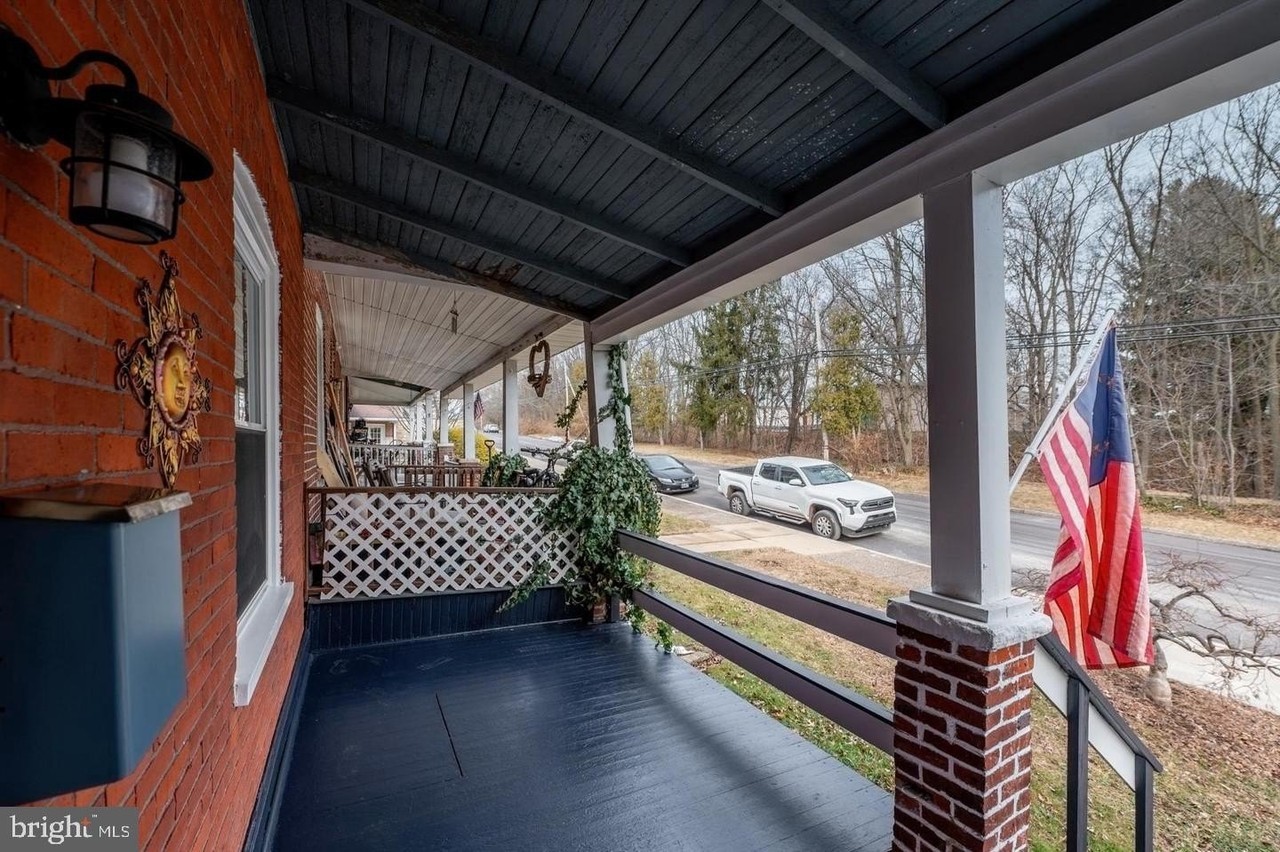 220 Railroad Ave - Photo 3 of 45