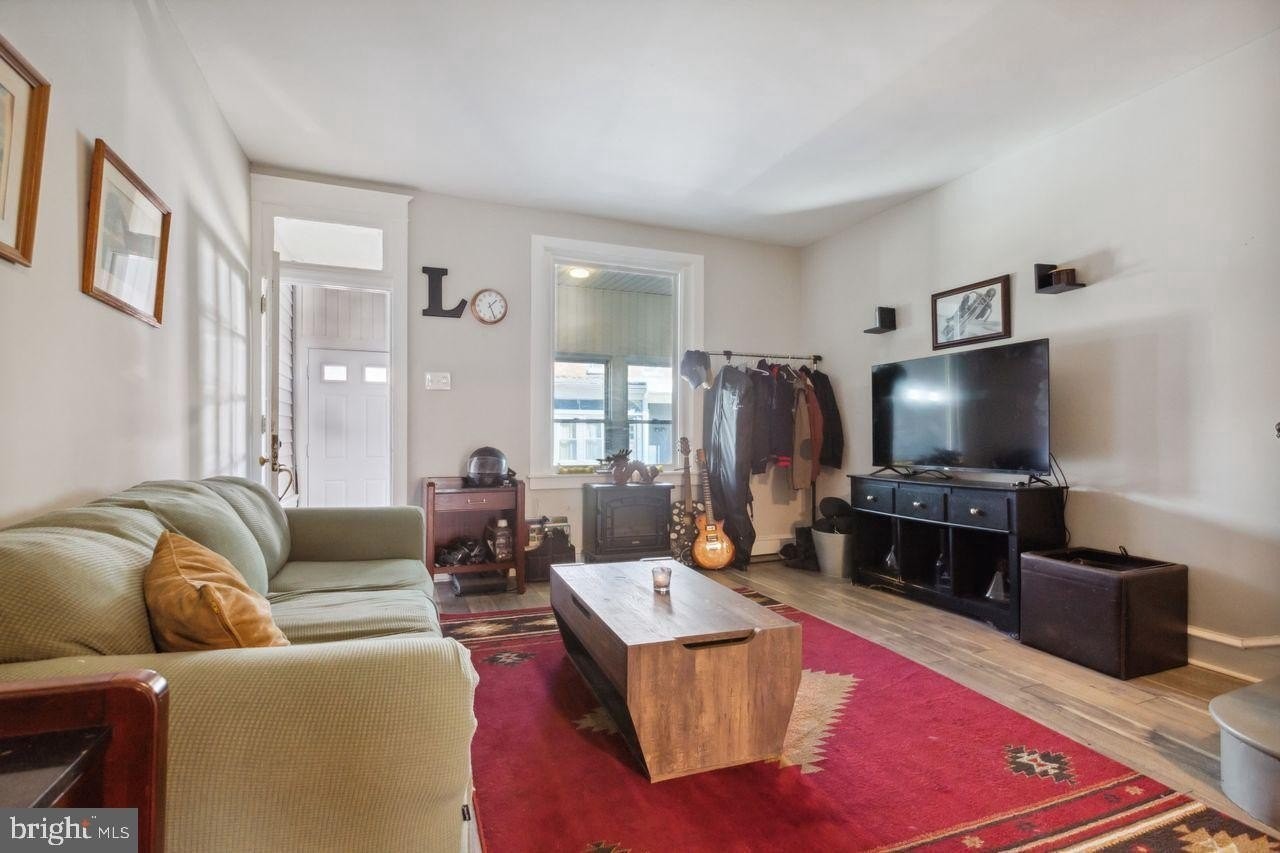 2756 E Pacific St - Photo 4 of 48